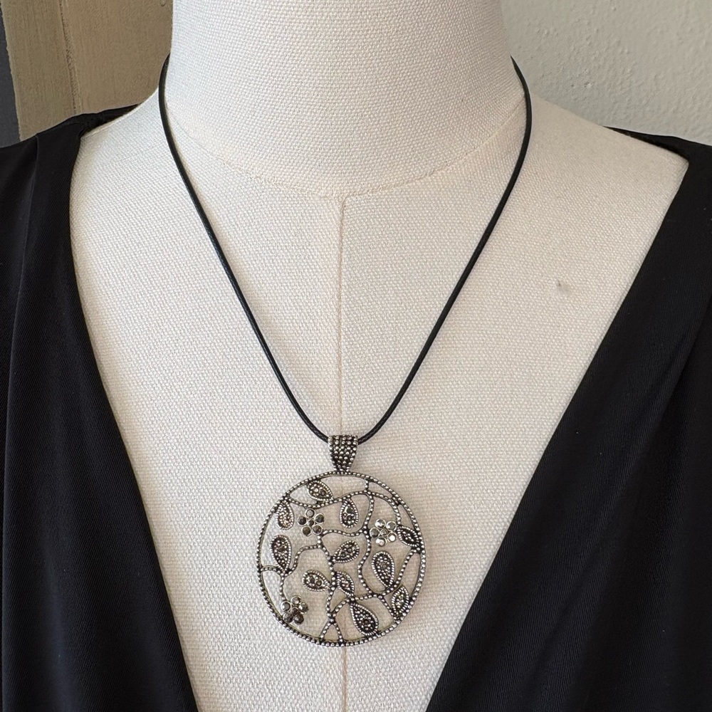 Vintage Dainty Fairycore Gunmetal Botanical Circle Pendant